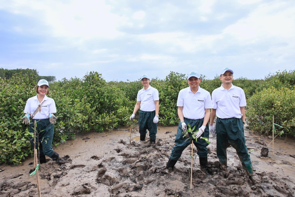 Các thành viên trong đoàn thuộc Công ty TNHH Panasonic Việt Nam và đối tác trồng cây xanh khu vực bãi bồi ven biển